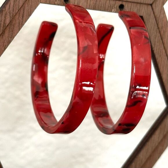 Red marbled lucite hoop earrings - Picture 2 of 8